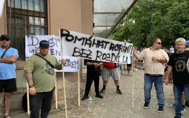 Romové a proruští aktivisté v Praze demonstrují za mír