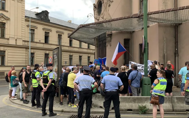 Romové a proruští aktivisté v Praze demonstrují za mír