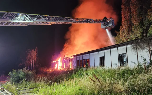 Hasiči v Praze zasahovali u nočního požáru