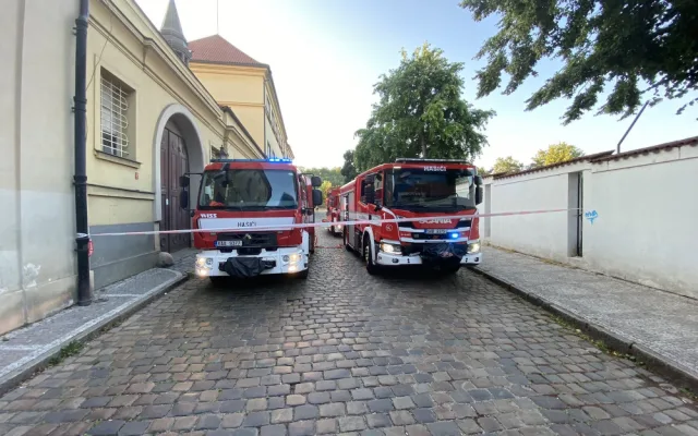 V centru Prahy unikal čpavek, hasiči museli zasáhnout ve speciálních oblecích