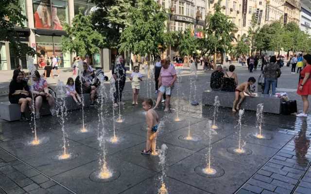 Zničená fontána na Václavském náměstí už je zase v provozu, ochránit ji mají betonové sloupky