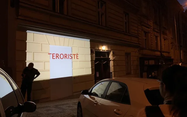 Aktivisté promítali film o válečných zločinech na dům rodiny ruského zbrojaře
