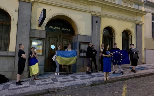 Aktivisté promítali film o válečných zločinech na dům rodiny ruského zbrojaře