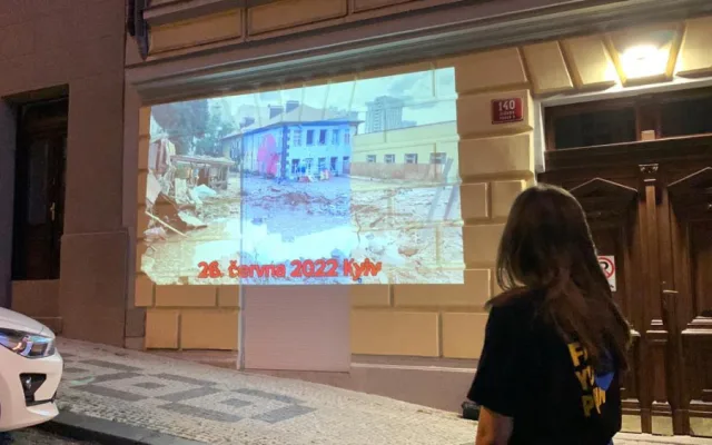 Aktivisté promítali film o válečných zločinech na dům rodiny ruského zbrojaře