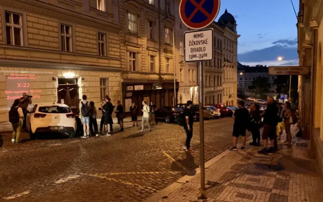 Aktivisté promítali film o válečných zločinech na dům rodiny ruského zbrojaře