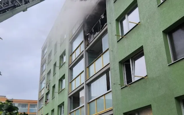 Při požáru bytu v Praze uhořeli dva psi. Dva lidé skončili v péči záchranářů