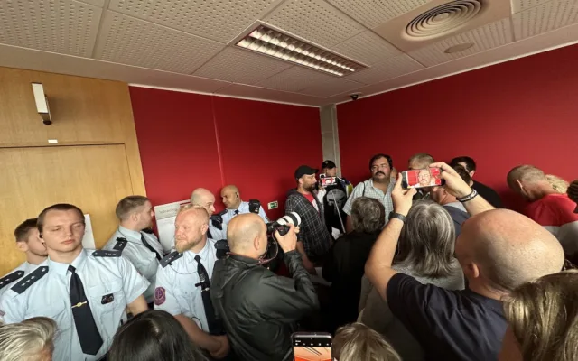VIDEO: U soudu s Čermákem a Tušlem museli zasáhnout těžkooděnci