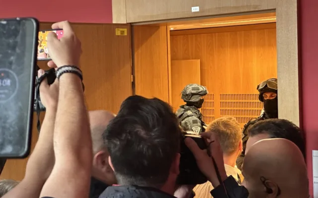 VIDEO: U soudu s Čermákem a Tušlem museli zasáhnout těžkooděnci