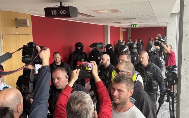 VIDEO: U soudu s Čermákem a Tušlem museli zasáhnout těžkooděnci