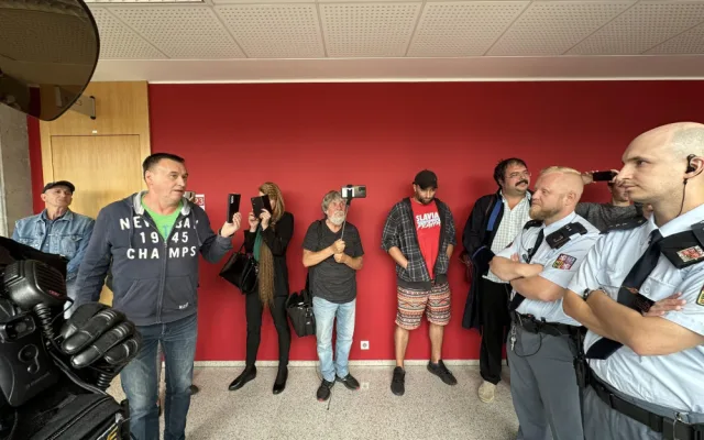 VIDEO: U soudu s Čermákem a Tušlem museli proti jejich příznivcům zasáhnout těžkooděnci