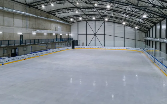 Curling, krasobruslení i hokej. V Praze začal fungovat nový areál ledových sportů