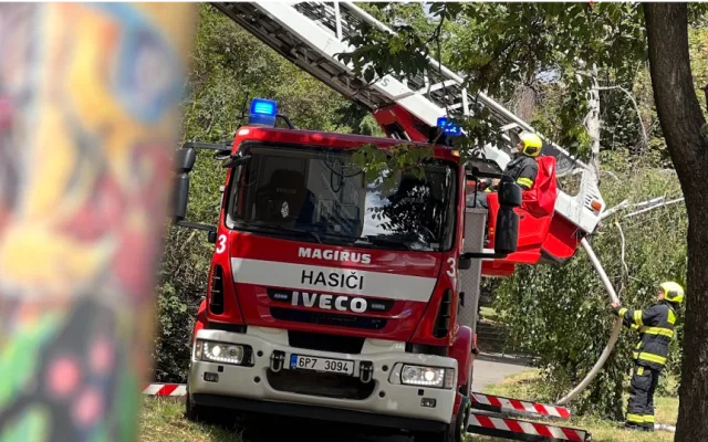 V Praze 8 způsobila nabíječka elektrokoloběžky požár, který zničil celý byt