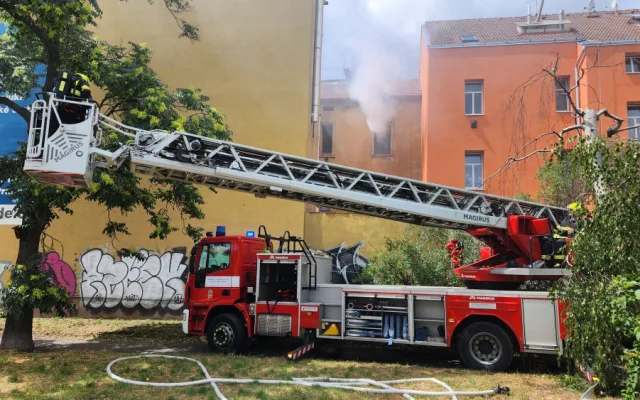 V Praze 8 způsobila nabíječka elektrokoloběžky požár, který zničil celý byt