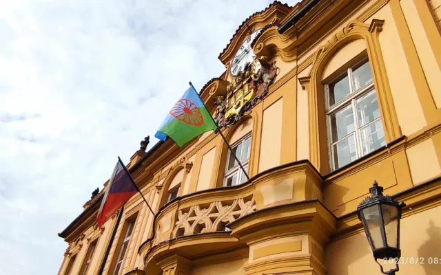 Magistrát vyvěsil na připomínku romského holocaustu vlajku. Přidaly se i některé městské části
