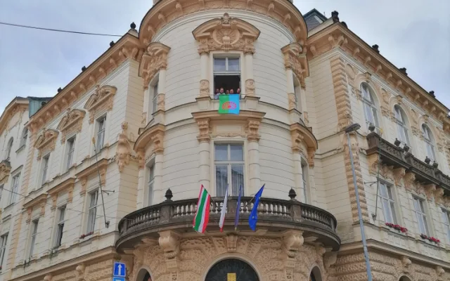 Magistrát vyvěsil na připomínku romského holocaustu vlajku. Přidaly se i některé městské části
