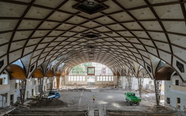 FOTOGALERIE: Dělníci začali vztyčovat konstrukci vyhořelého křídla Průmyslového paláce