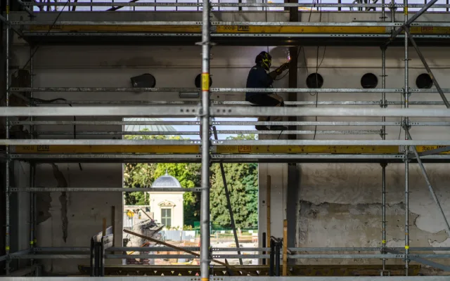 FOTOGALERIE: Dělníci začali vztyčovat konstrukci vyhořelého křídla Průmyslového paláce