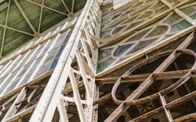 FOTOGALERIE: Dělníci začali vztyčovat konstrukci vyhořelého křídla Průmyslového paláce
