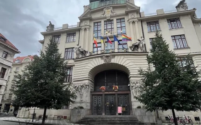 Vlajka a přechod u magistrátu.