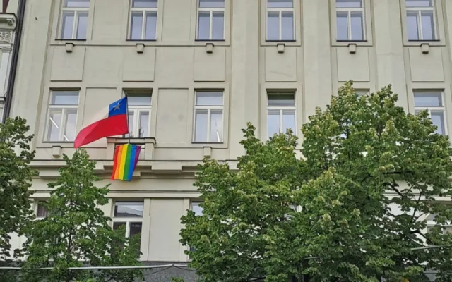 Vlajka na chilské ambasádě.