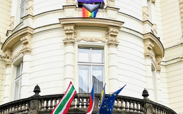 Vlajka na radnici Prahy 3.