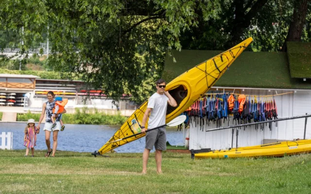 Relax uprostřed týdne kousek od centra Prahy. Žluté lázně vás přenesou na pláž