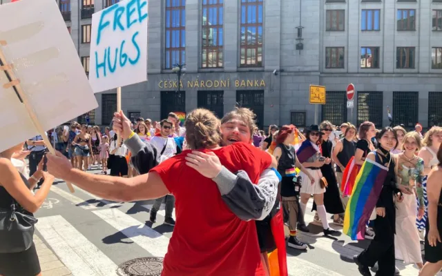 VIDEO: Pochod hrdosti Prague Pride se vydal na trasu z Václavského náměstí na Letnou