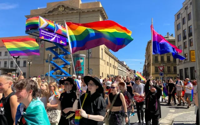 VIDEO: Pochod hrdosti Prague Pride se vydal na trasu z Václavského náměstí na Letnou