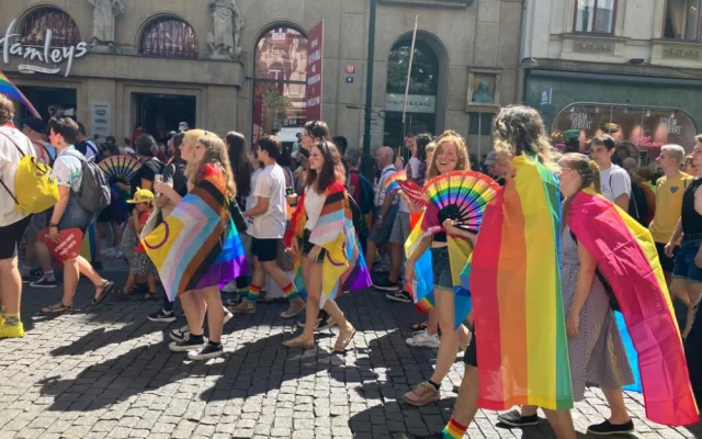 VIDEO: Pochod hrdosti Prague Pride se vydal na trasu z Václavského náměstí na Letnou