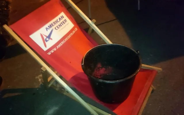 Petiční stánek u Úřadu vlády zasypali hnojem. Věc řeší policie