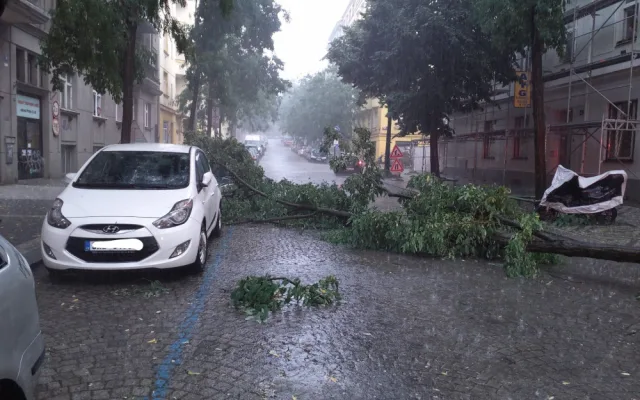 VIDEO: Prahou se prohnala bouřka s kroupami, voda zatopila i Státní operu a Hlavní nádraží