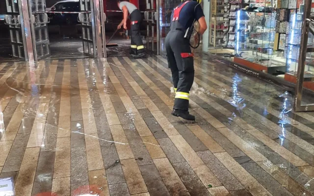 VIDEO: Prahou se prohnala bouřka s kroupami, voda zatopila i Státní operu a Hlavní nádraží