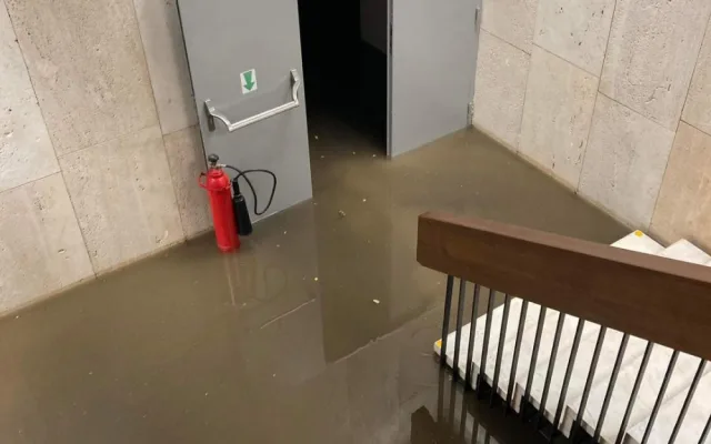 VIDEO: Prahou se prohnala bouřka s kroupami, voda zatopila i Státní operu a Hlavní nádraží