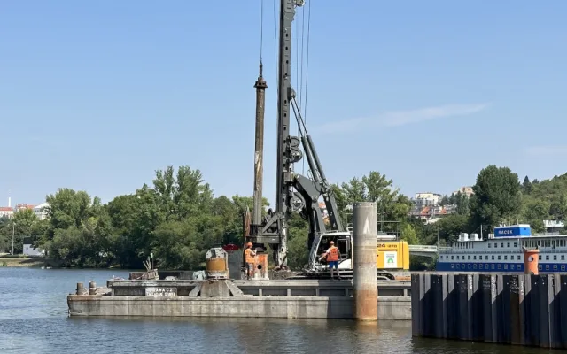 Dvorecký most už má první pilíře. Mohl by dostat jméno po významné ženě