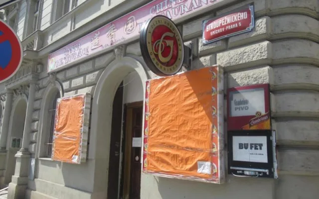 Plíseň v mrazáku, odpadky a špína. Inspekce zavřela kuchyň čínské restaurace na Smíchově