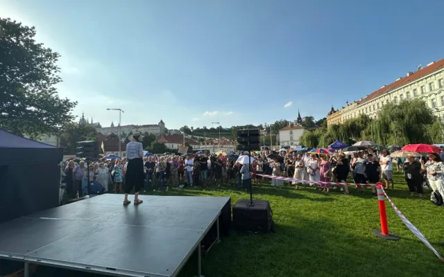 VIDEO: Ministr Blažek přišel na akci za jeho odvolání, Milion chvilek ho nenechal vystoupit