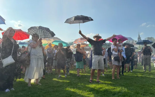 VIDEO: Ministr Blažek přišel na akci za jeho odvolání, Milion chvilek ho nenechal vystoupit