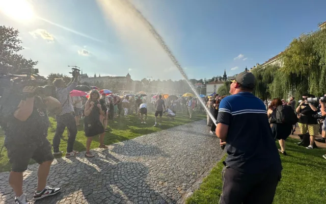 VIDEO: Ministr Blažek přišel na akci za jeho odvolání, Milion chvilek ho nenechal vystoupit