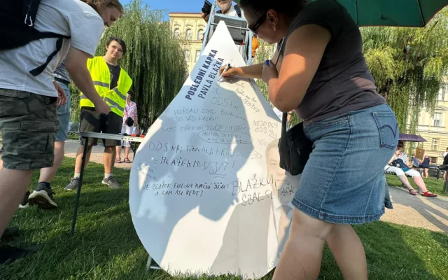 VIDEO: Ministr Blažek přišel na akci za jeho odvolání, Milion chvilek ho nenechal vystoupit