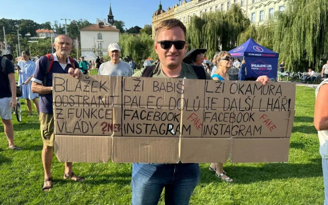 VIDEO: Ministr Blažek přišel na akci za jeho odvolání, Milion chvilek ho nenechal vystoupit