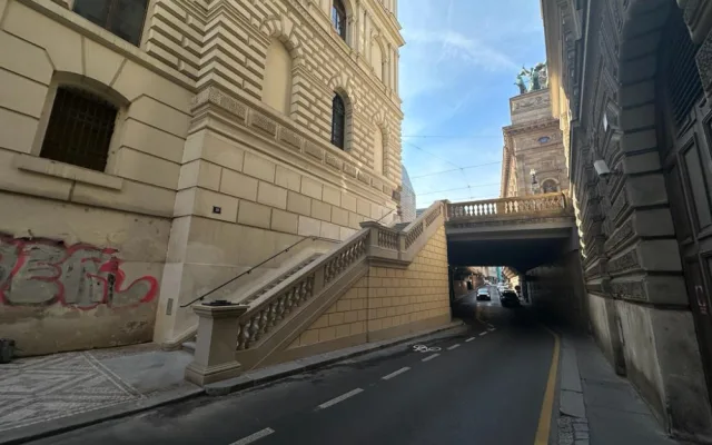 Praha 1 otevřela opravené schody v Divadelní, rekonstrukce se nelíbí vozíčkářům