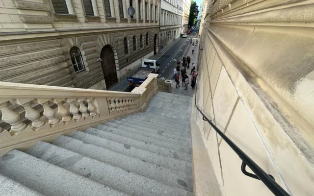 Praha 1 otevřela opravené schody v Divadelní, rekonstrukce se nelíbí vozíčkářům