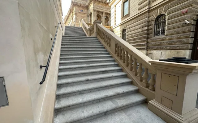 Praha 1 otevřela opravené schody v Divadelní, rekonstrukce se nelíbí vozíčkářům