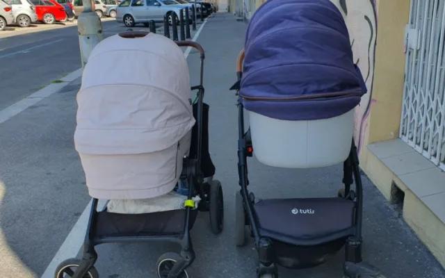 Žena z Letné si stěžuje na rozšíření chodníku. Bojí se, že přiláká partičky opilců