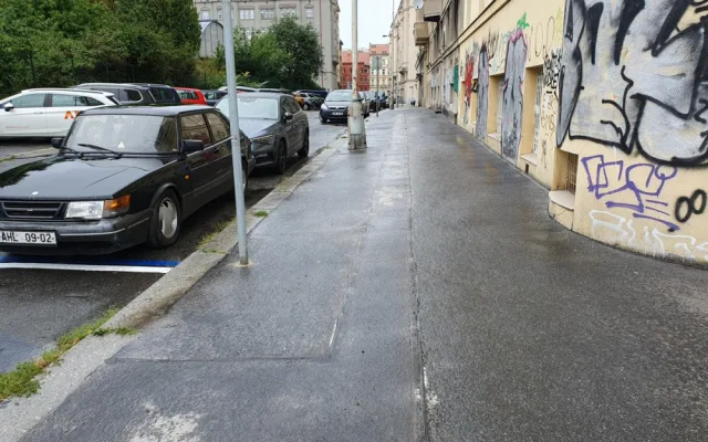Žena z Letné si stěžuje na rozšíření chodníku. Bojí se, že přiláká partičky opilců