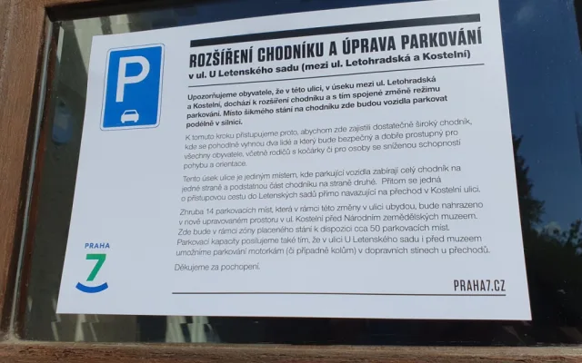 Žena z Letné si stěžuje na rozšíření chodníku. Bojí se, že přiláká partičky opilců