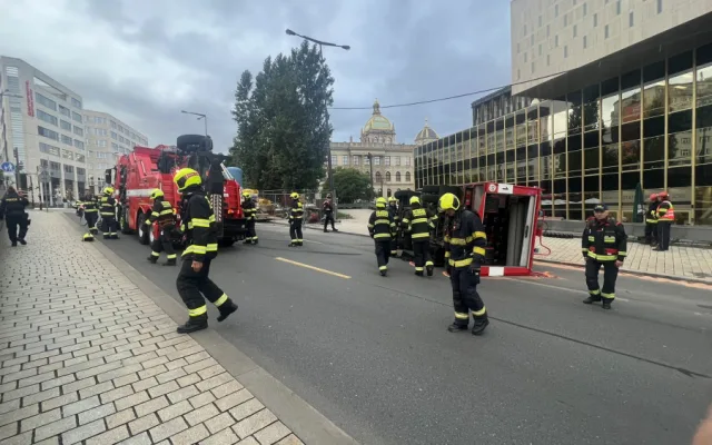 Hasiči cestou k zásahu bourali v centru Prahy, dva se při nehodě zranili