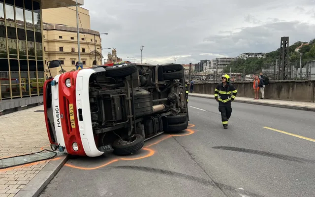 Hasiči cestou k zásahu bourali v centru Prahy, dva se při nehodě zranili