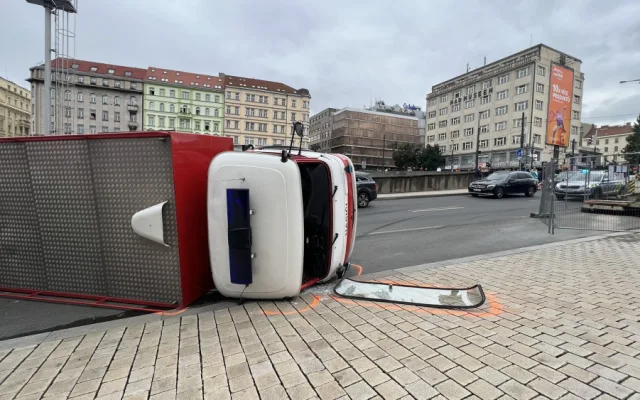 Hasiči cestou k zásahu bourali v centru Prahy, dva se při nehodě zranili