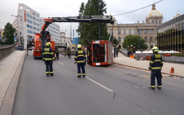 Hasiči cestou k zásahu bourali v centru Prahy, dva se při nehodě zranili